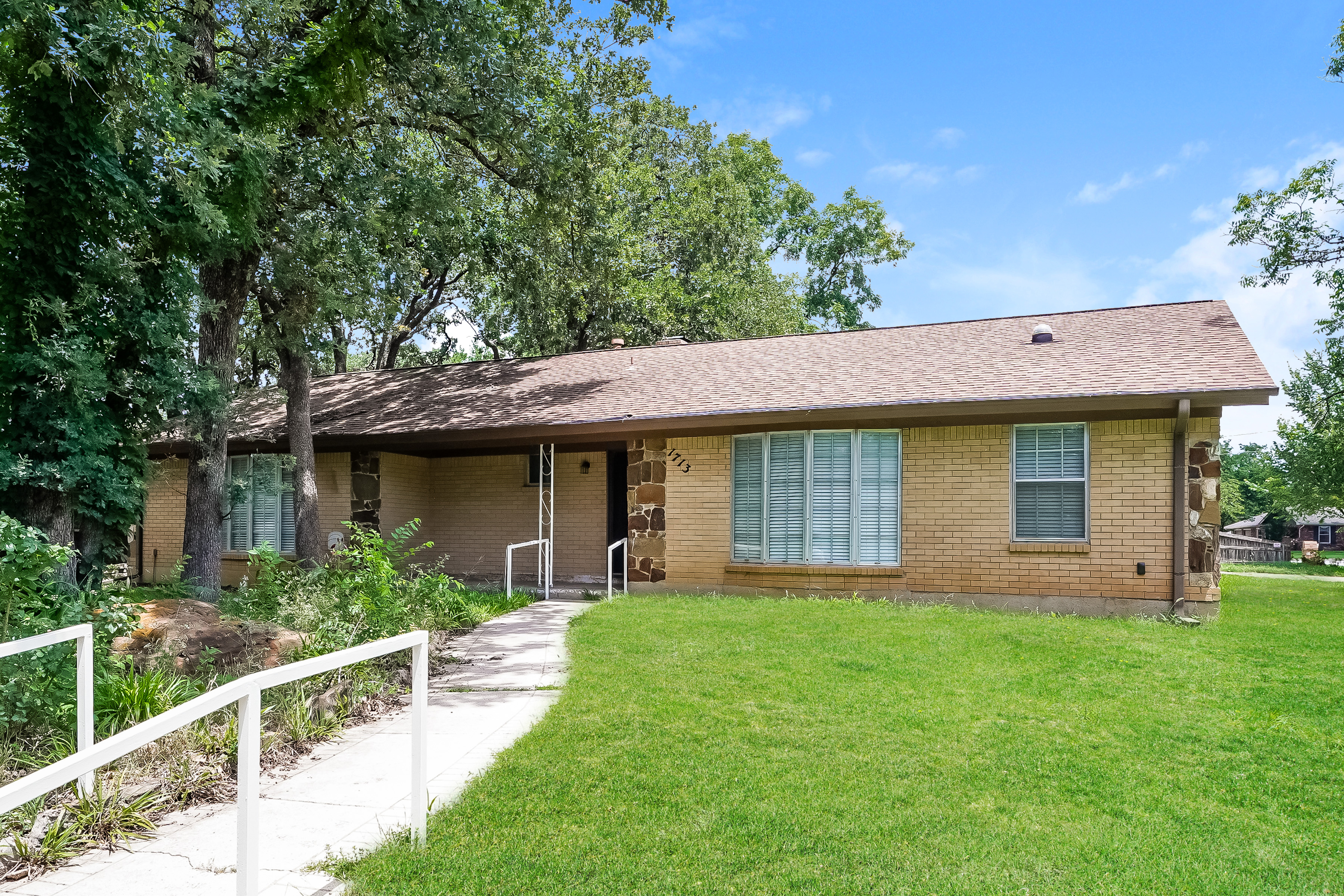 1713 RIDGEVIEW DR ARLINGTON, TX 76012